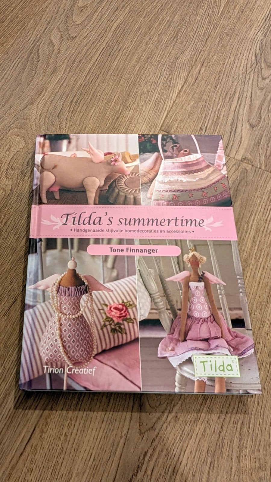 Tilda's Summertime: Handgenaaide Homedecoraties, Ophalen of Verzenden, Zo goed als nieuw, Borduren en Naaien, Tone Finnanger