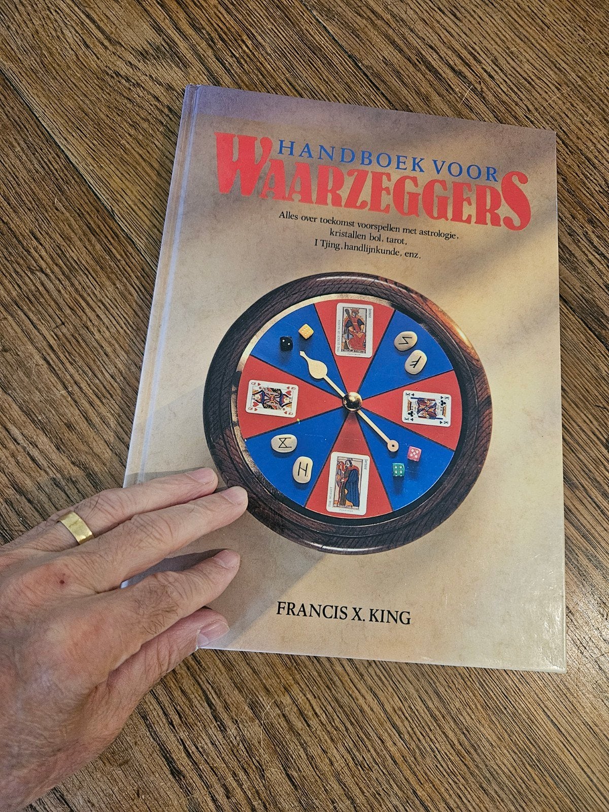 Handboek voor Waarzeggers - Francis X. King, Tarot of Kaarten leggen, Ophalen of Verzenden, Zo goed als nieuw, Instructieboek