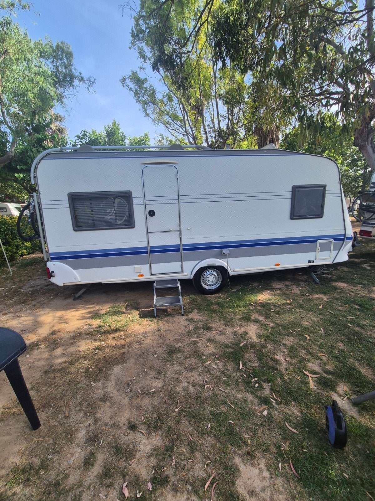 Hobby UFE 495 bouwjaar 2004, Caravans en Kamperen, Schokbreker, Rondzit, Hobby, Frans bed