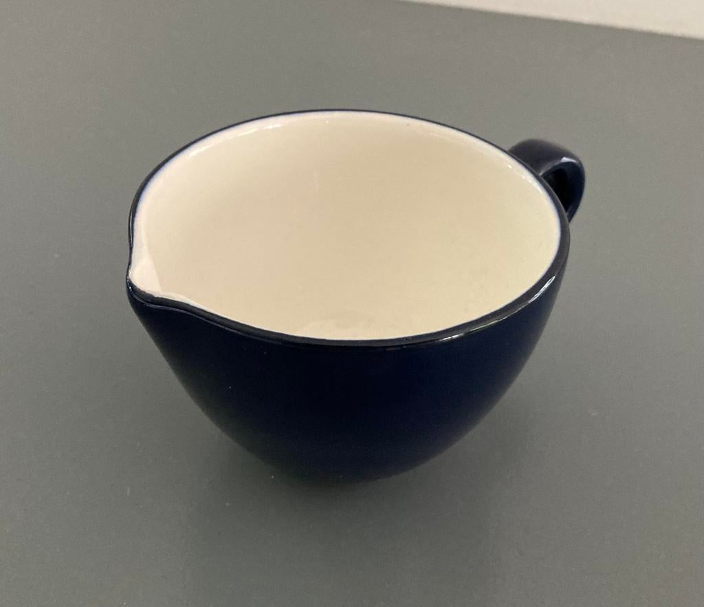 Kannetje melkkannetje donkerblauw met wit servies, Ophalen of Verzenden, Zo goed als nieuw