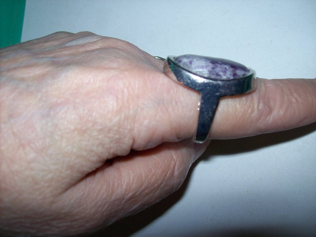 Ring Zilvertint Fraaie Paars Lila steen Maat 19, 19 tot 20, Nieuw, Met edelsteen, Dame