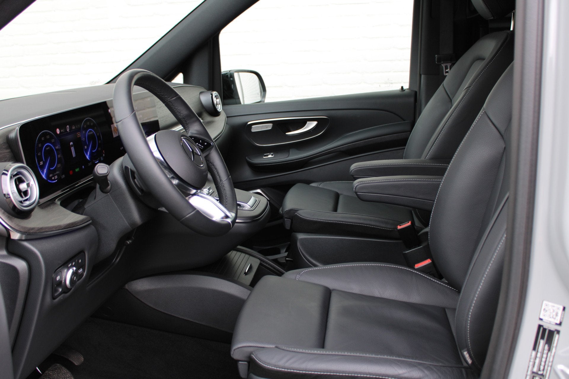 Mercedes-Benz EQV 300 L2 / AMG / 7-Persoons / Luchtvering /, Gebruikt, Met garantie (alle), 2535 kg, 7 stoelen