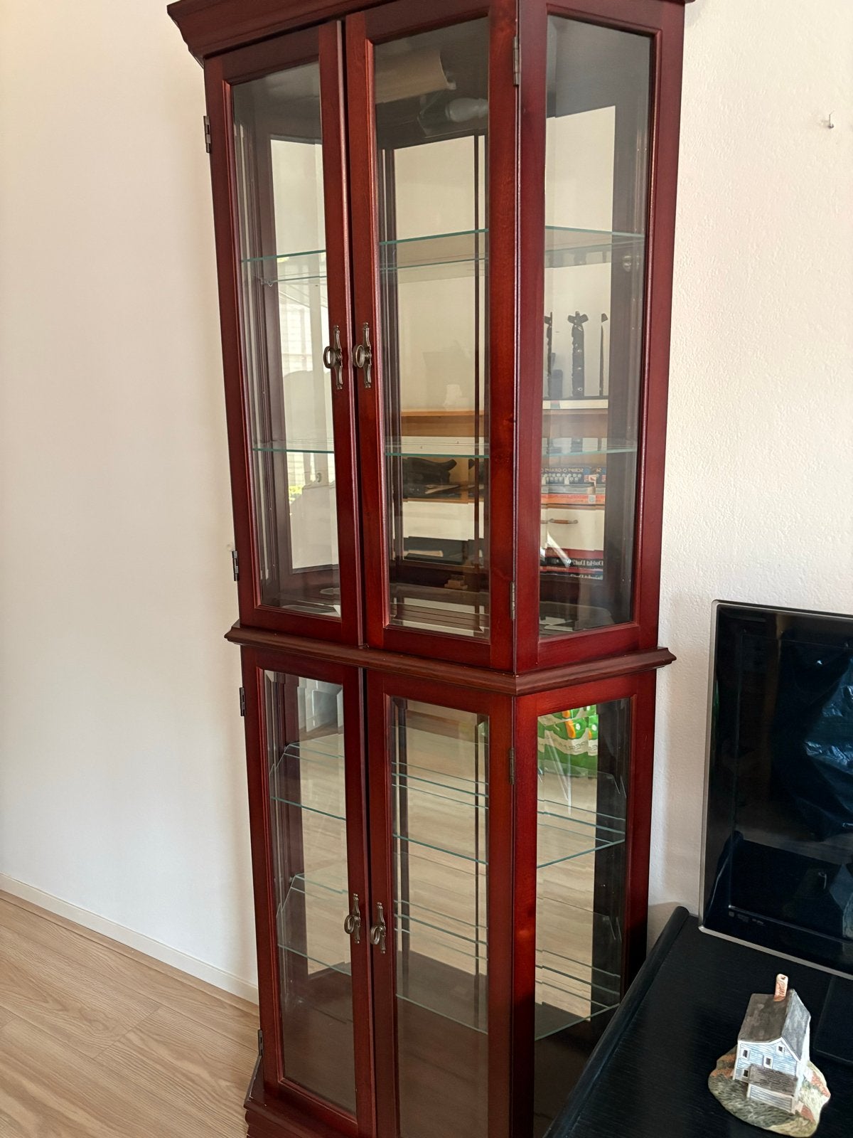 Vitrinekast met glazen achterwand en verlichting, Ophalen, Gebruikt, 50 tot 100 cm, Glas