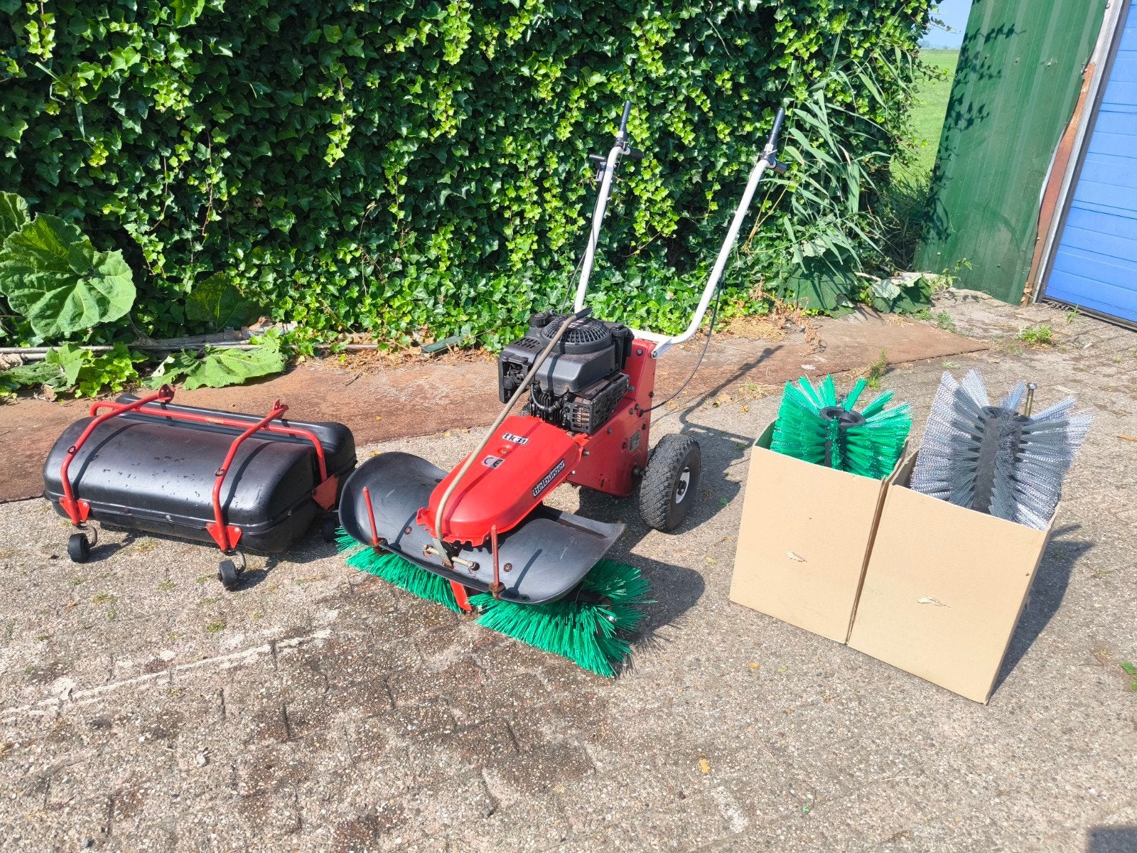Veegmachine met extra borstels en opvangbak, Ophalen of Verzenden