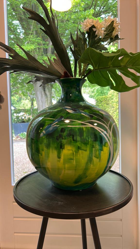 Handbeschilderde vaas van Des Pots, Aardewerk of Porselein, Ophalen of Verzenden, Zo goed als nieuw, Minder dan 50 cm