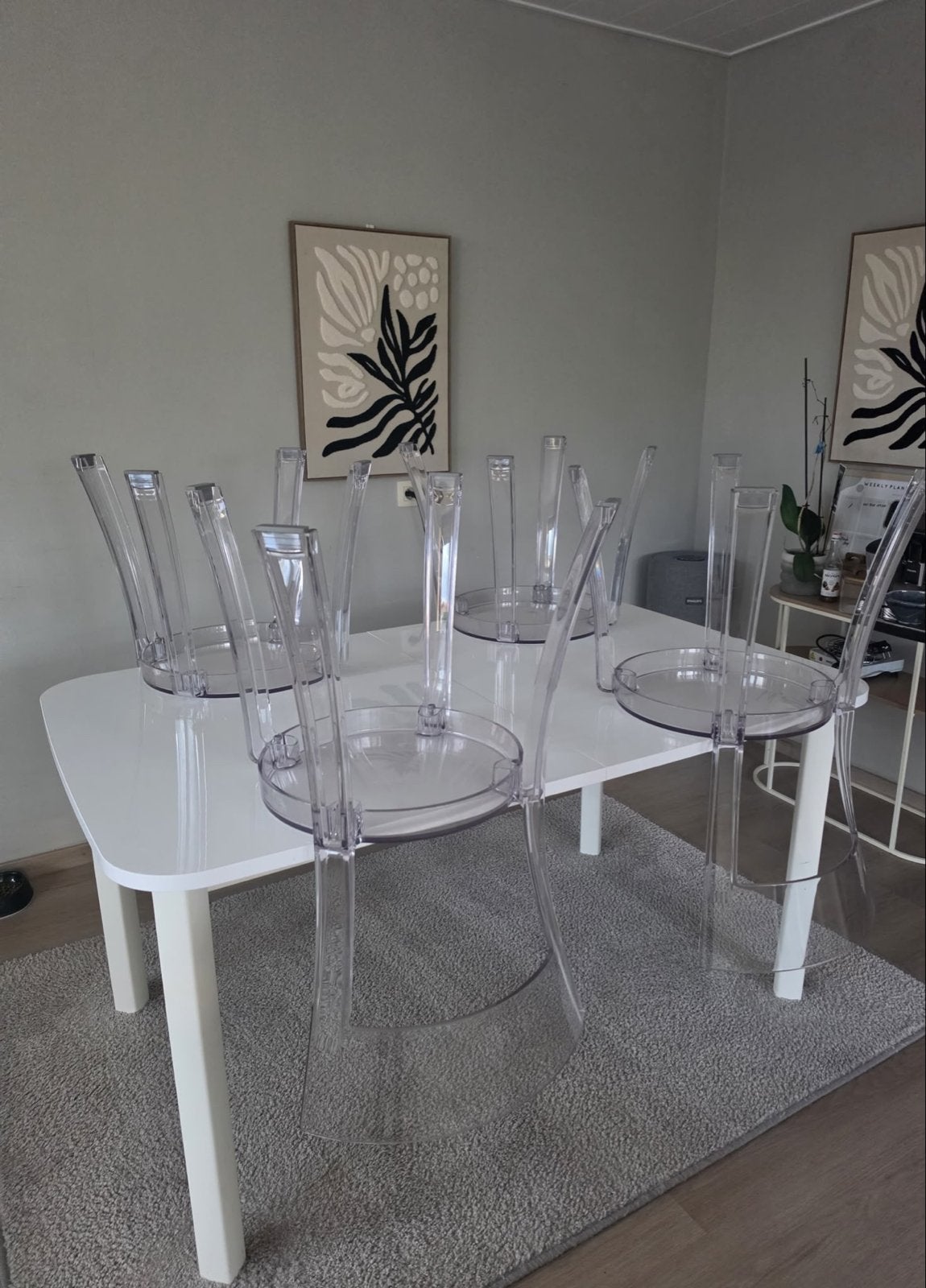Uitschuifbare eettafel tot 12. met 6 transparante stoelen