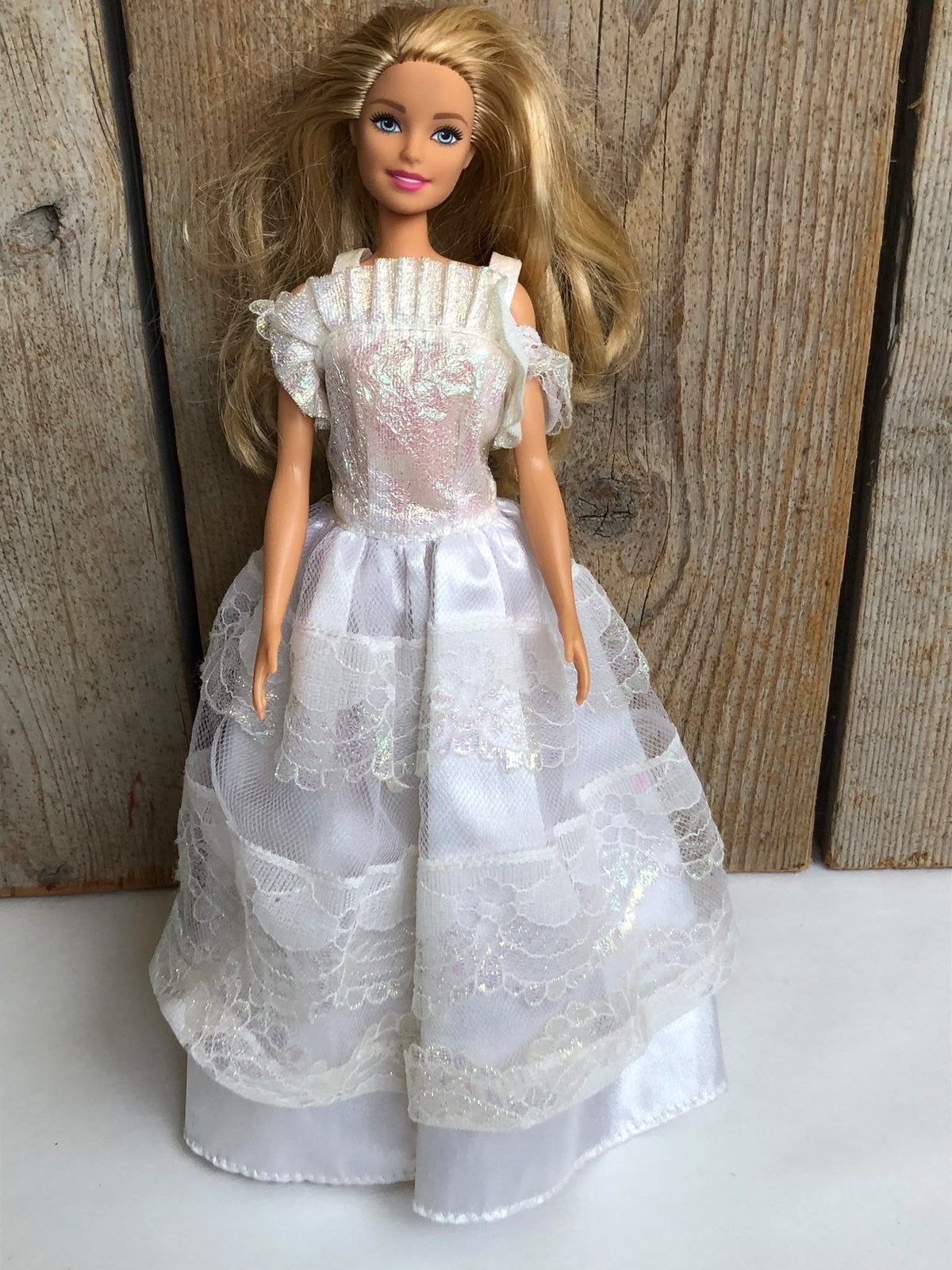 Chique wit creme glanzend bruiloft style jurk voor Barbie, Ophalen of Verzenden, Gebruikt, Kleertjes