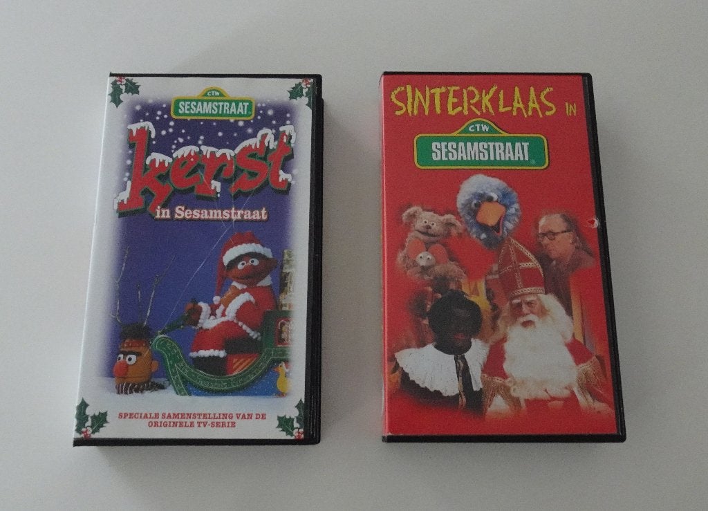 2 x Sesamstraat Kerst en Sinterklaas Videobanden, Ophalen, Zo goed als nieuw