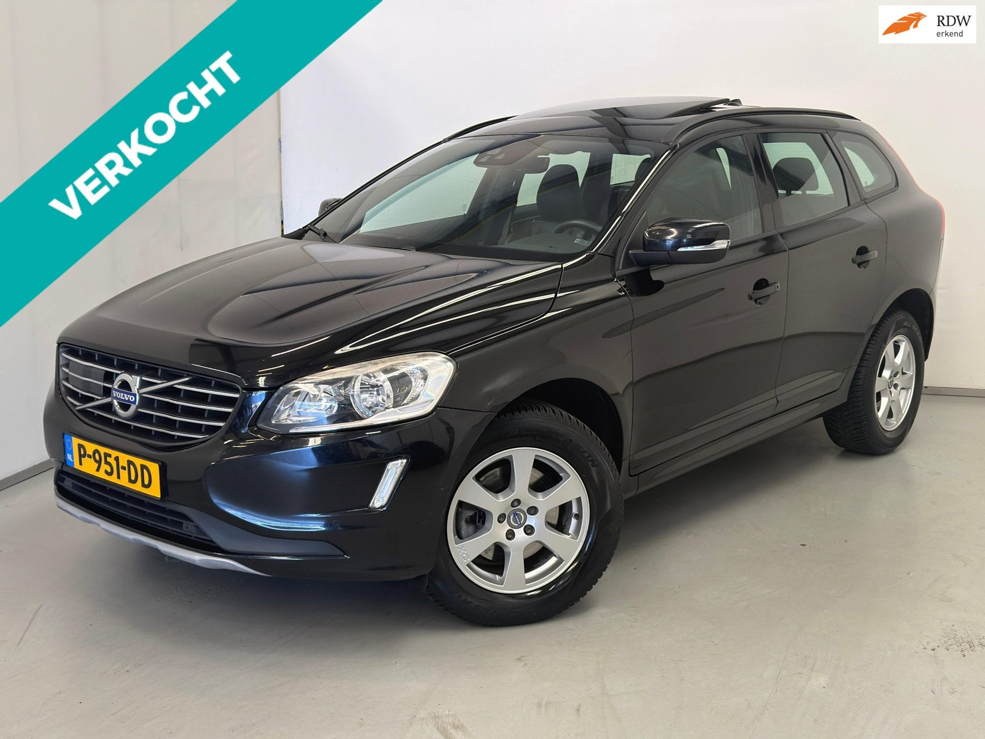 Volvo XC60 2.0 D3 FWD / BTW / Pano / Leder / BLIS / Stoelver, Auto's, Voorwielaandrijving, 4 cilinders, Zwart, Leder