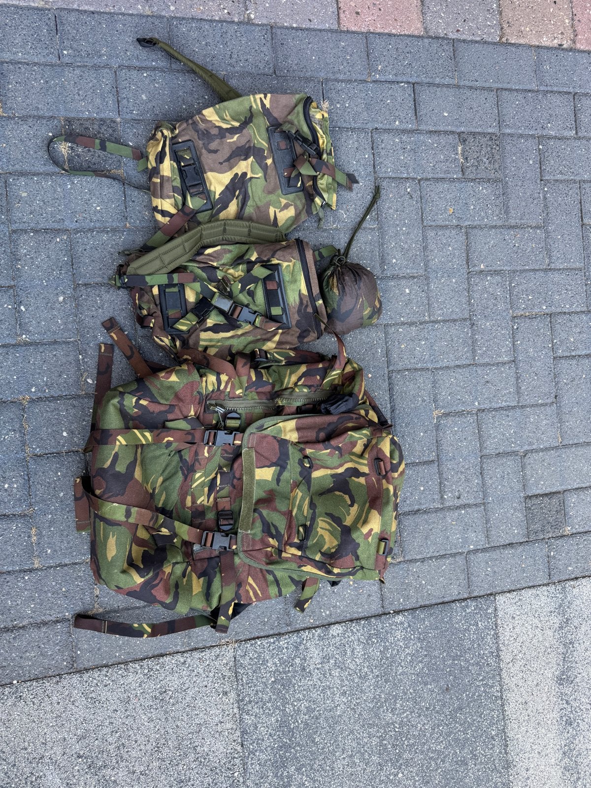 60 liter camouflage rugzak met regenhoes, Ophalen, Gedragen