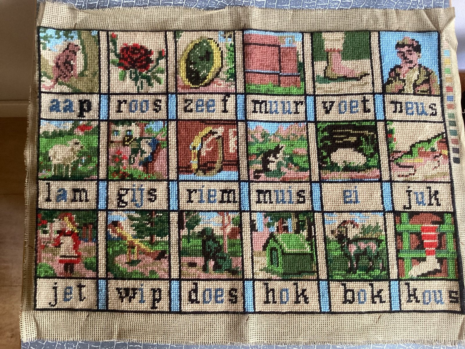 Geborduurd schilderij in wol schoolplaat aap, roos, etc, Ophalen of Verzenden, Zo goed als nieuw, Handborduren, Overige typen