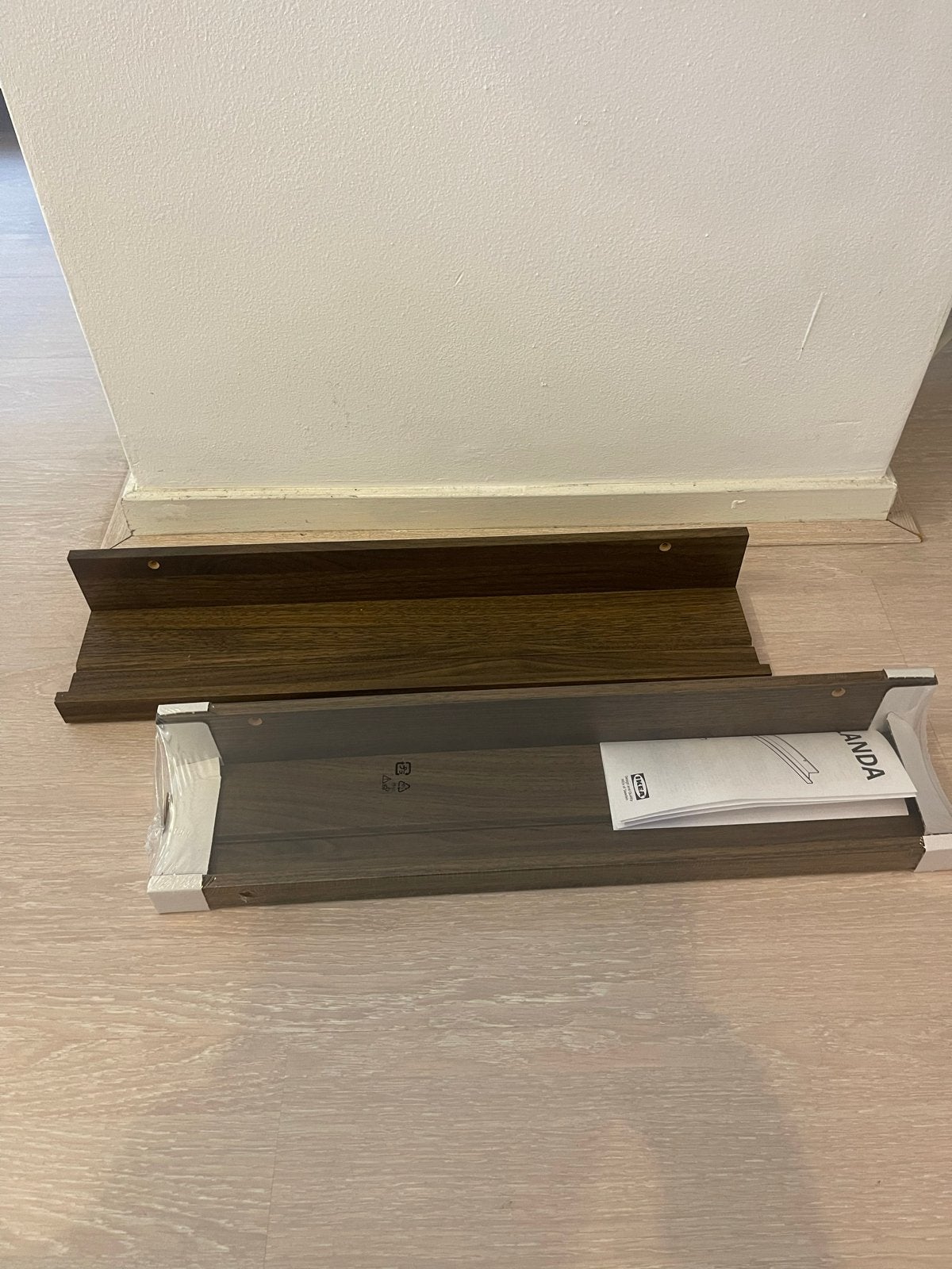 2x IKEA MOSSLANDA Schilderijenplank, walnootpatroon, 55 cm, Ophalen, Zo goed als nieuw