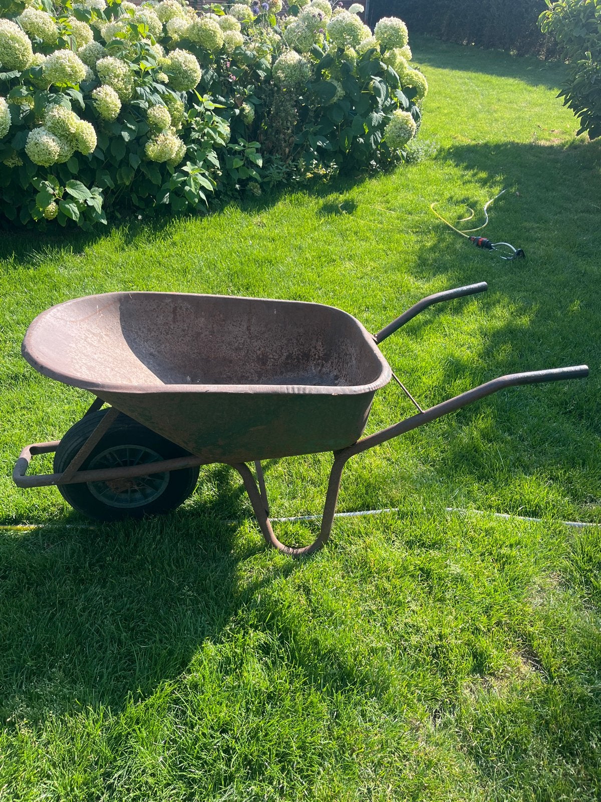 Gratis- Gebruikte kruiwagen voor tuin en bouw, Tuin en Terras, Kruiwagens, Ophalen, Gebruikt, Handmatig, Tweewielig