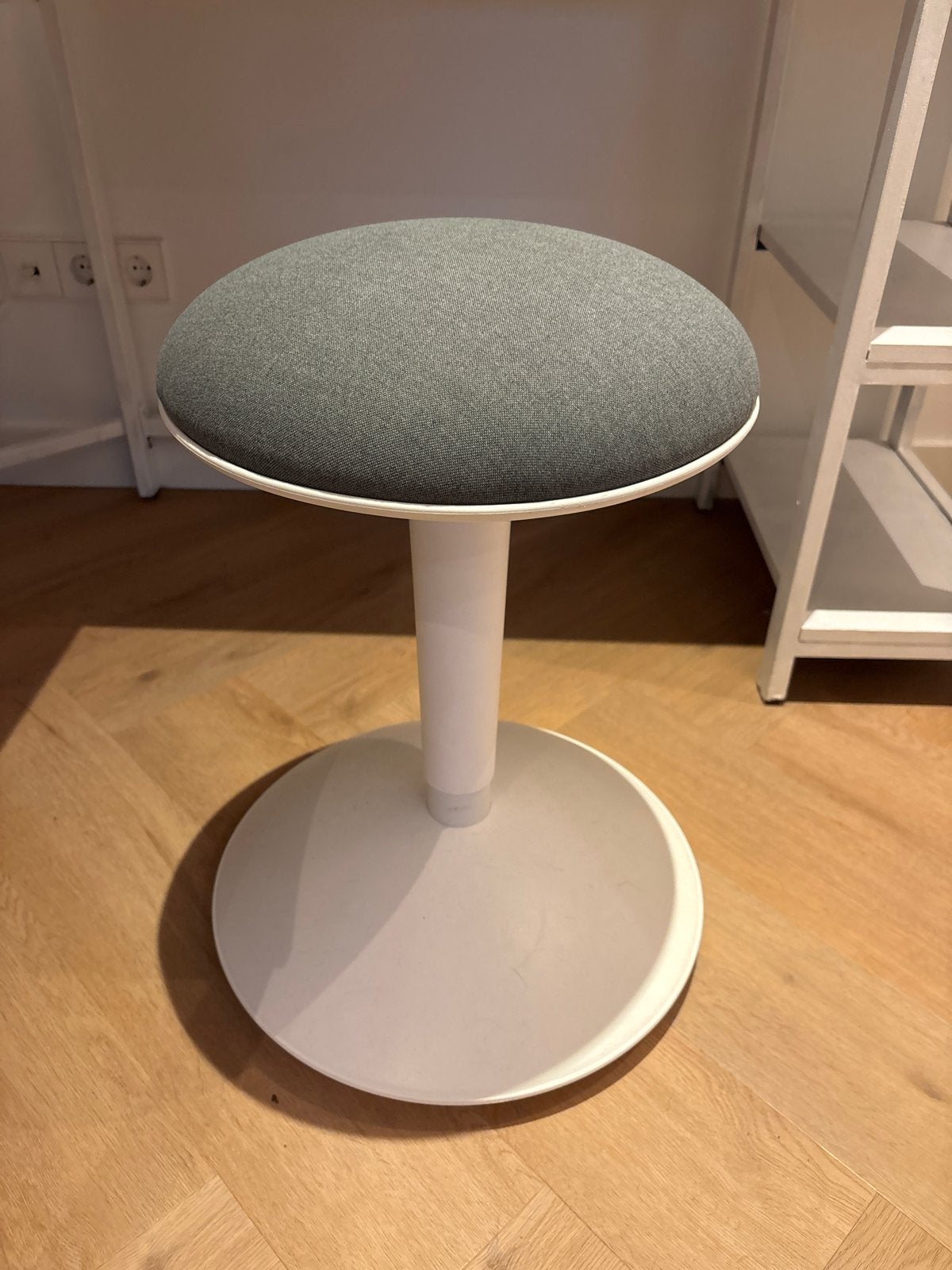 IKEA Nilserik Zit-sta kruk - Grijs/Wit, Ophalen, In hoogte verstelbaar, Gebruikt, Kunststof
