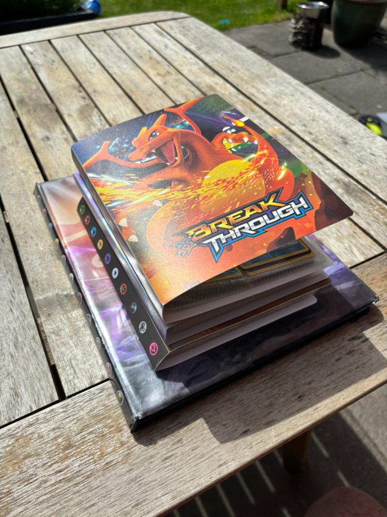 Pokemon verzameling 4 mappen enorm veel kaarten + phantasmal, Ophalen of Verzenden, Zo goed als nieuw