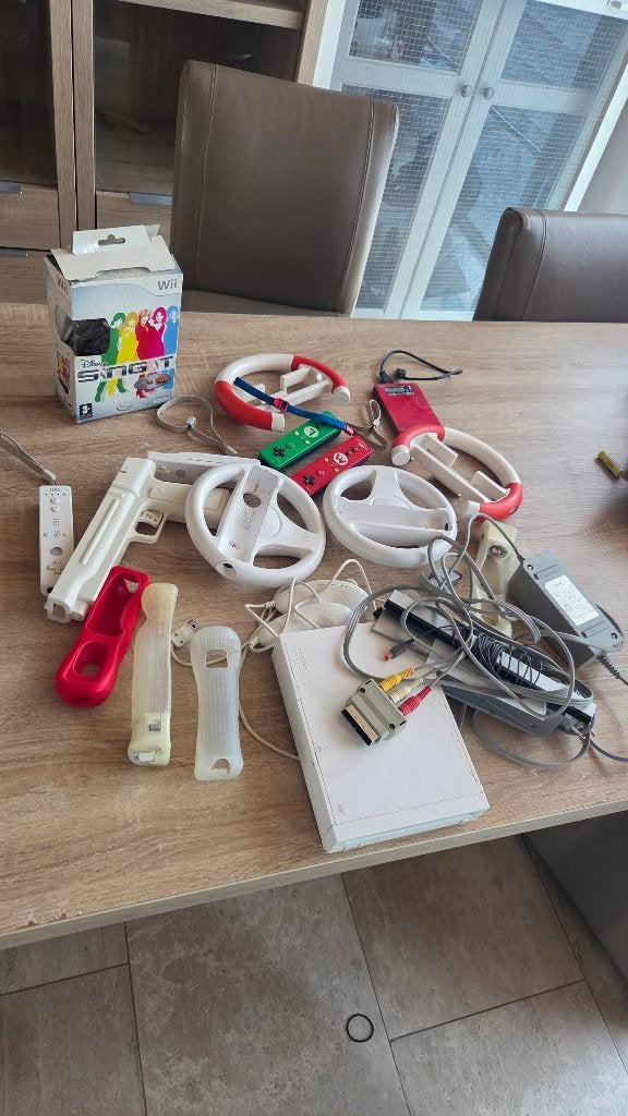 Complete Wii, Ophalen of Verzenden, Gebruikt, Met 3 controllers of meer, Met stuurtje
