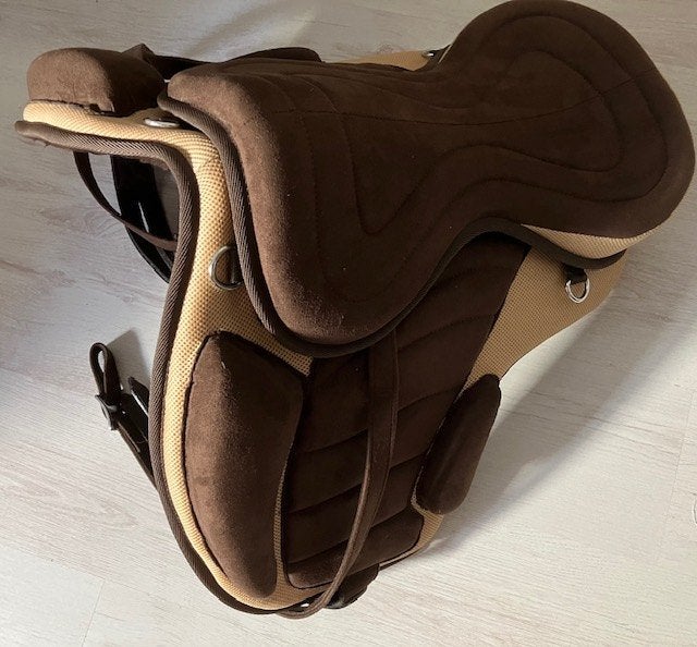 Freemax Light zadel bruin-beige 18 inch, Dieren en Toebehoren, Paarden en Pony's | Zadels, Ophalen of Verzenden, Nieuw, Overige soorten