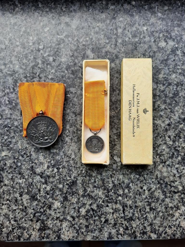 Medaille en miniatuur voor trouwe dienst Juliana, Verzamelen, Ophalen of Verzenden, Landmacht, Nederland, Lintje, Medaille of Wings