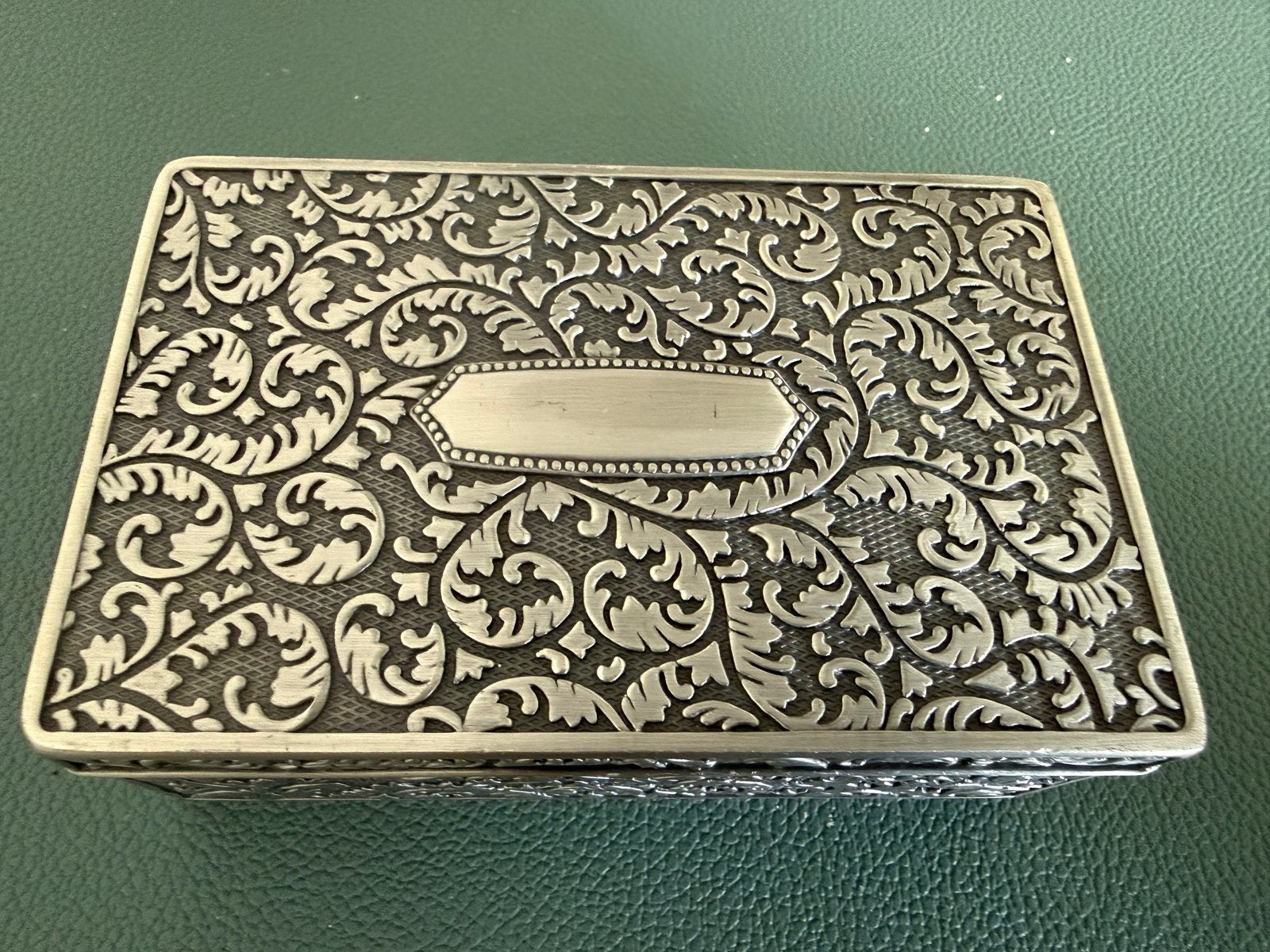 Decoratieve zilverkleurige doos met reliëf, Ophalen of Verzenden