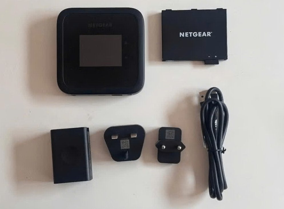 Netgear Nighthawk M6, 5G MiFi Router, 2,5Gbit/s MR6150, Computers en Software, Ophalen of Verzenden, Zo goed als nieuw, Router met modem