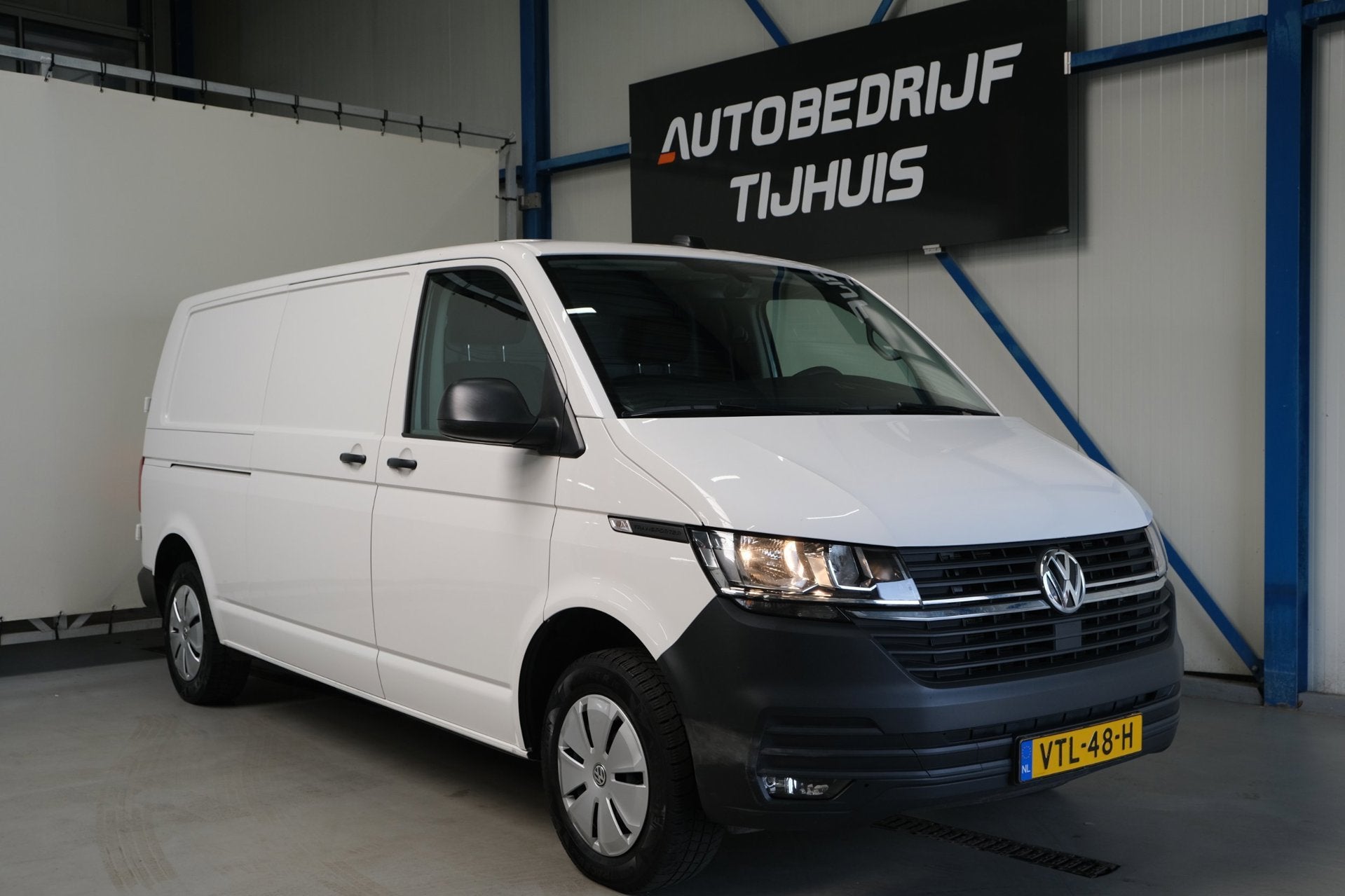 Volkswagen Transporter 2.0 TDI L2H1 28 - N.A.P. Airco, Cruis, Voorwielaandrijving, Euro 6, 4 cilinders, 150 pk