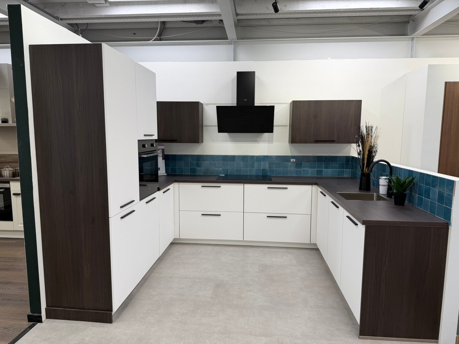 Showroom U-keuken, Huis en Inrichting, Keuken | Complete keukens, Ophalen, Overige materialen, Wit, Overige typen