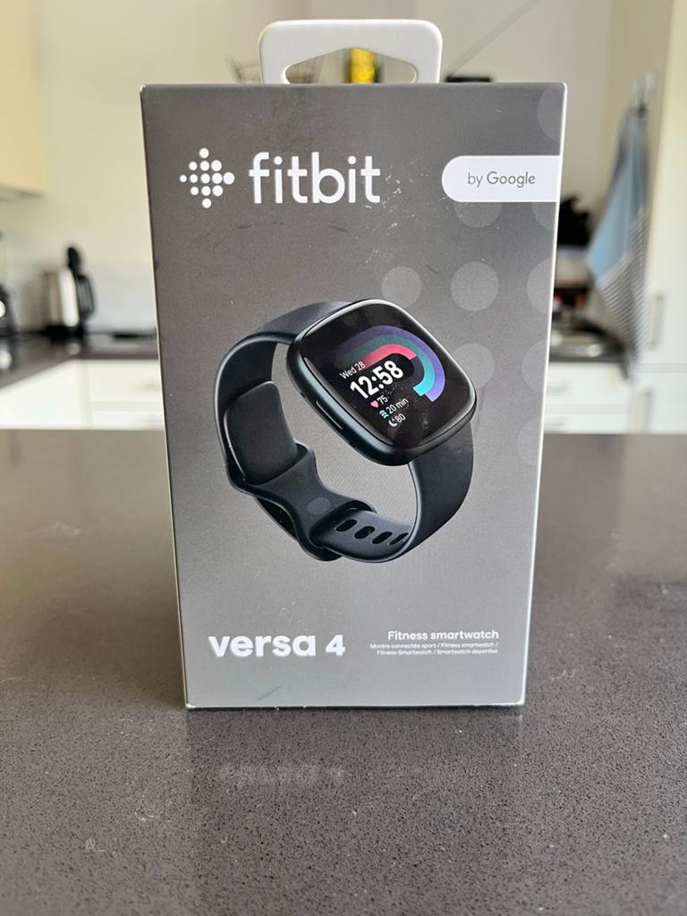 Fitbit Versa 4 Fitness Smartwatch Zwart - Zo goed als nieuw, Afstand, Zwart, Ophalen of Verzenden, Zo goed als nieuw