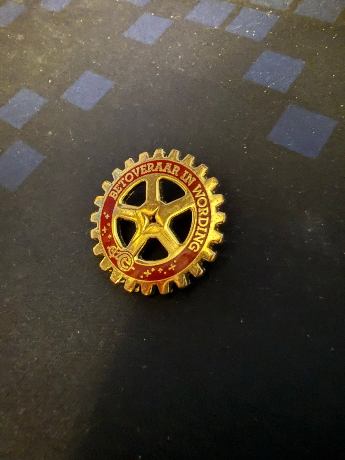 Betoveraar in Wording Pin - Uniek Verzamelobject, Ophalen of Verzenden, Zo goed als nieuw, Overige onderwerpen, Speldje of Pin