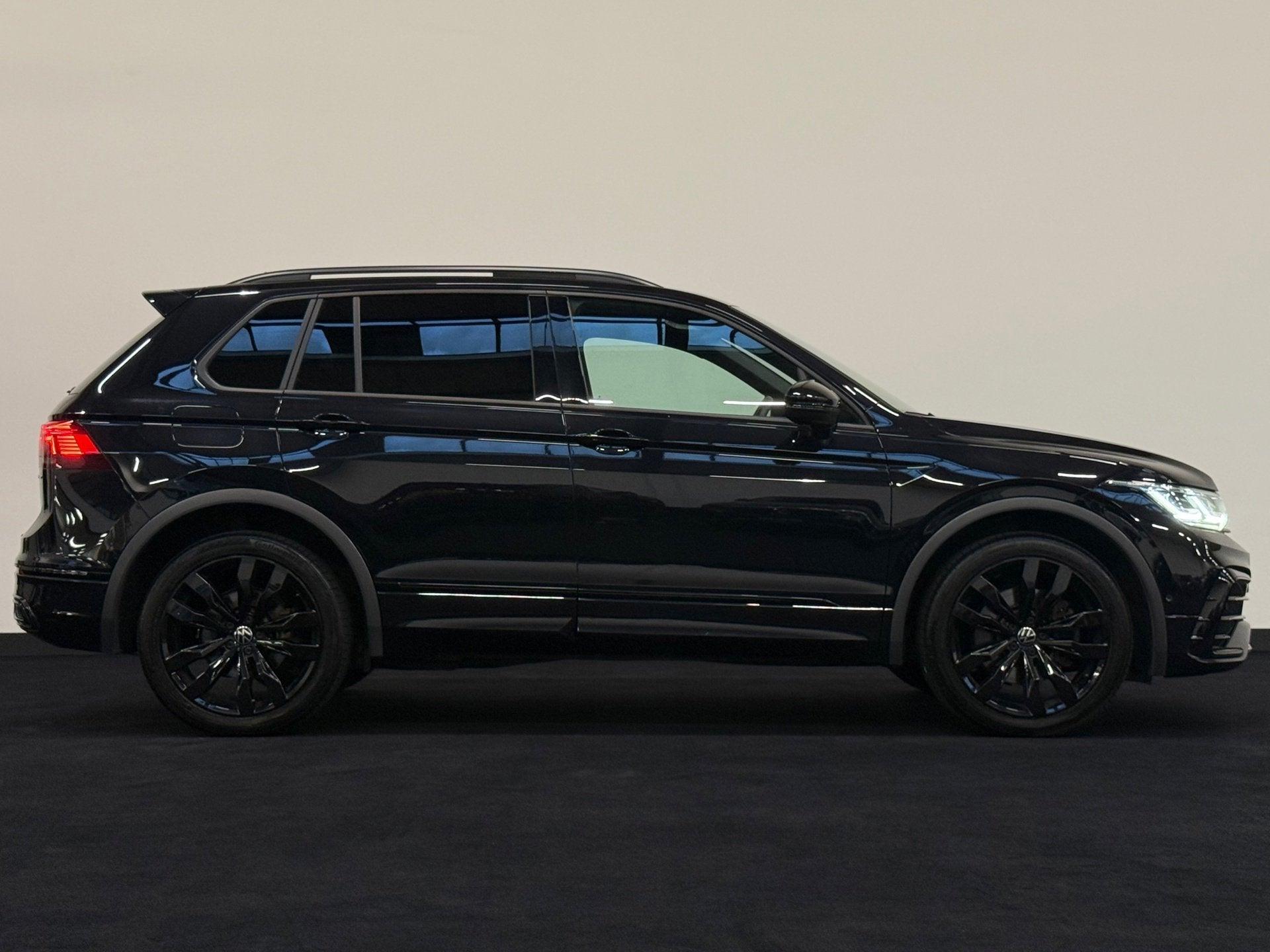 Foto 6 van Volkswagen Tiguan 1.4 TSI eHybrid 3 X R-Line Blackstyle Pano