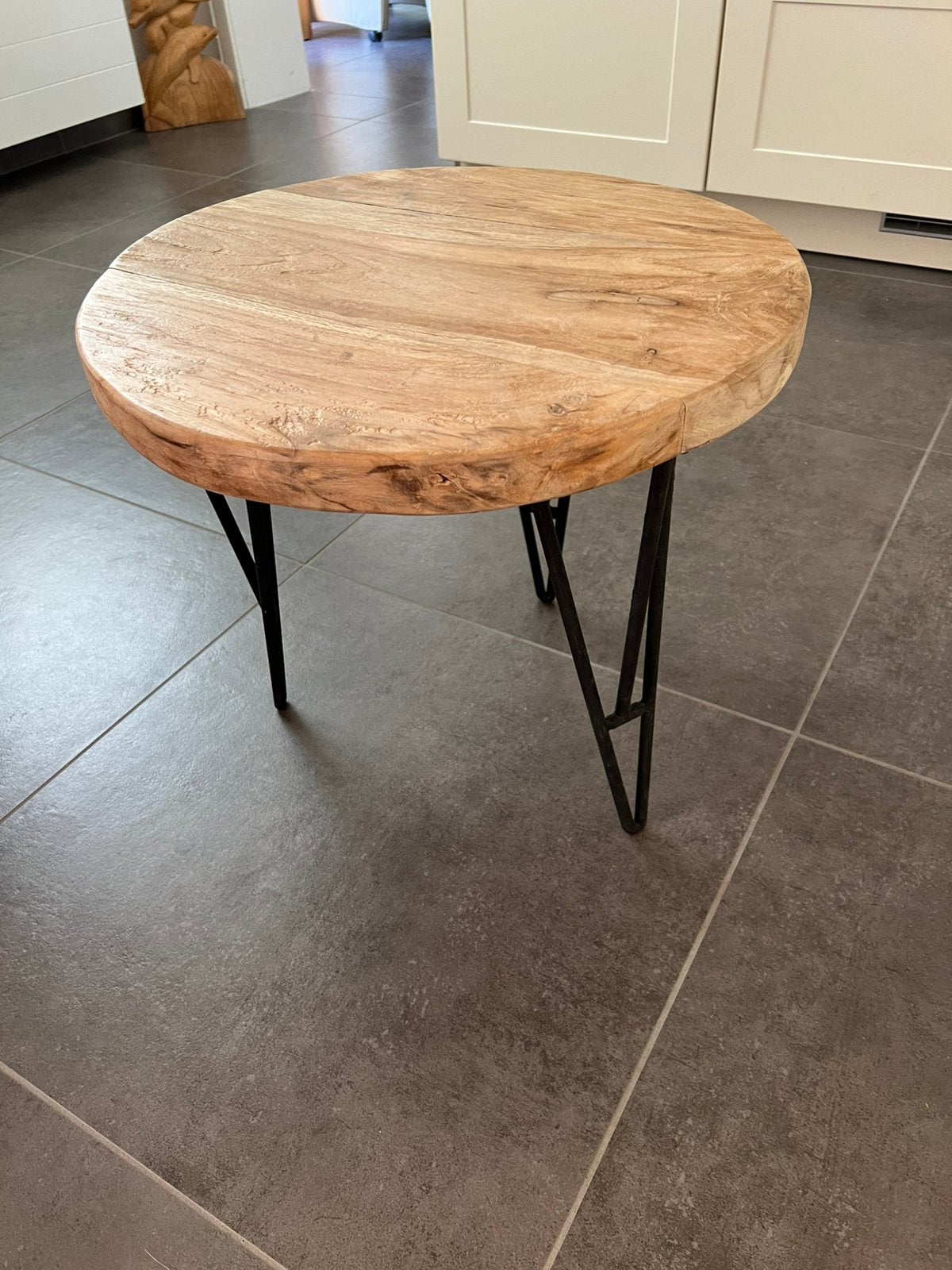 Teak tafeltje met zwart staal pootjes, 45 tot 60 cm, Minder dan 55 cm, Rond, Ophalen of Verzenden