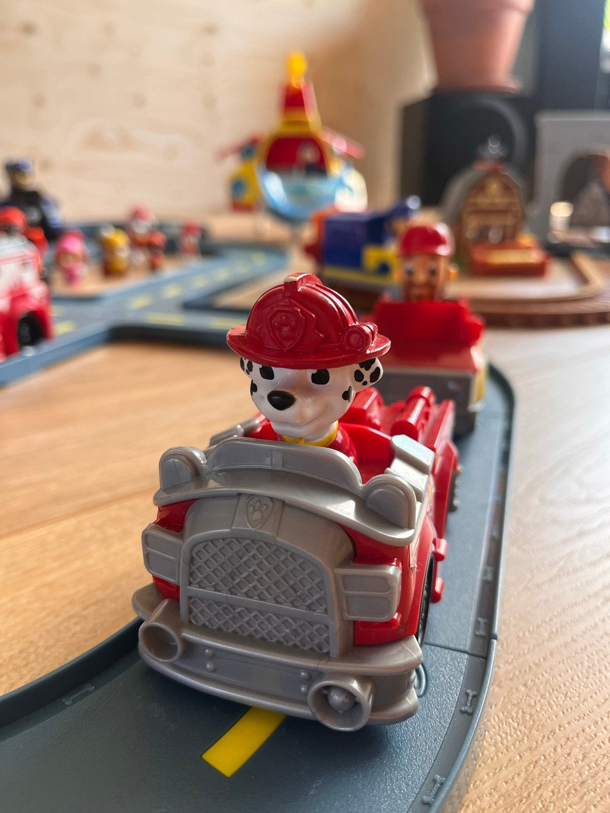 Paw Patrol auto- en treinbaan met Voertuigen en Figuren, Ophalen of Verzenden, Gebruikt