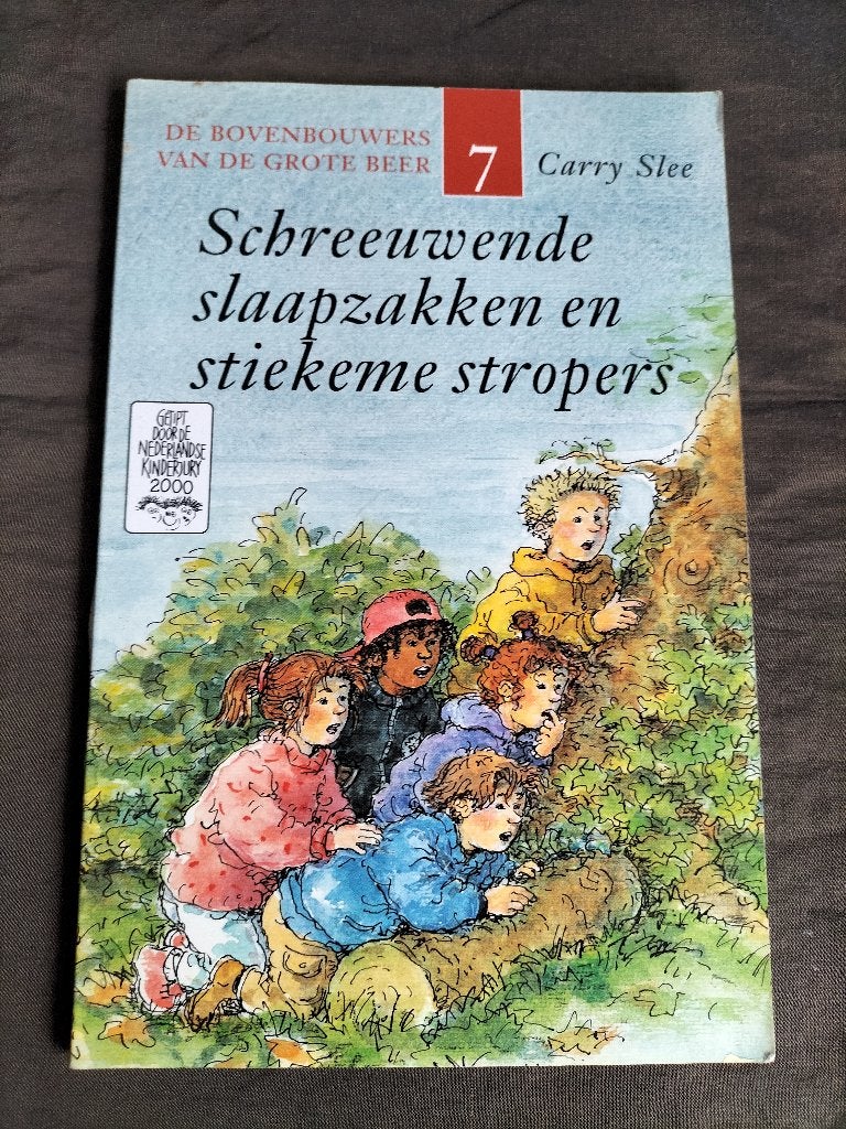 Carry Slee - Schreeuwende slaapzakken en stiekeme stropers, Boeken, Ophalen of Verzenden, Zo goed als nieuw, Carry Slee, Fictie algemeen