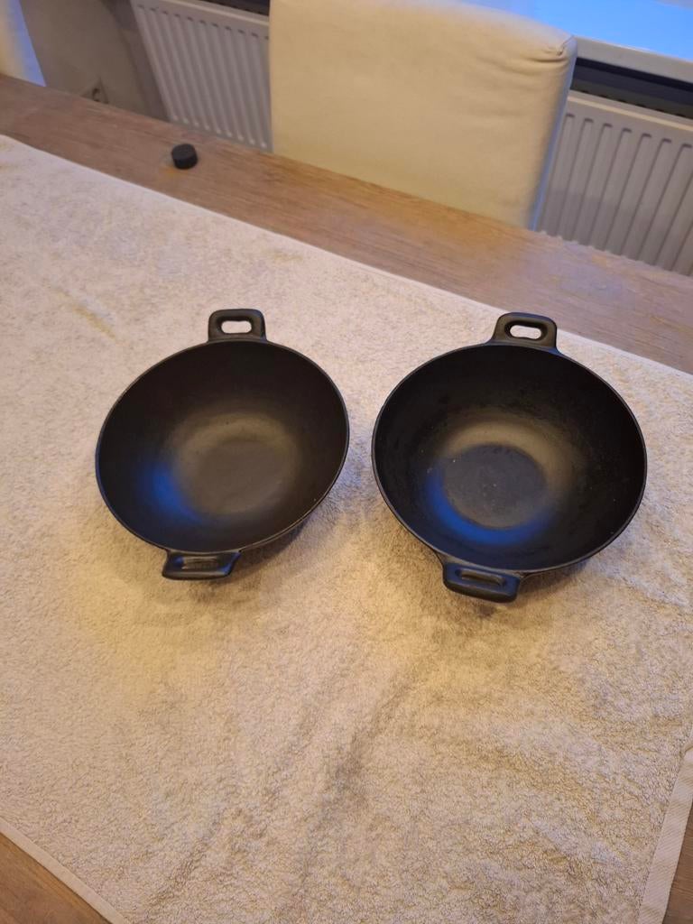2 Gietijzeren Wokpannen 24cm - BBQ & Plancha Geschikt, Ophalen of Verzenden, Gebruikt