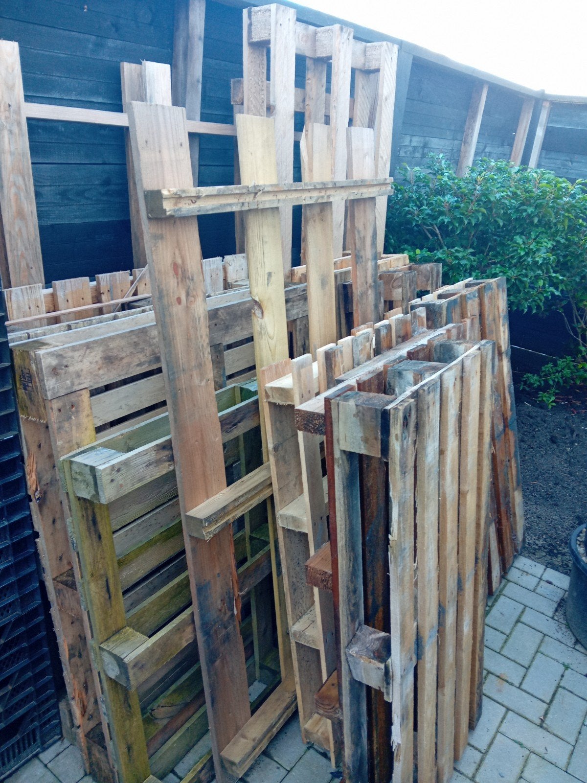 Gratis af te halen: circa 17 pallets openhaardhout, 6 m³ of meer, Ophalen of Verzenden, Overige houtsoorten, Blokken