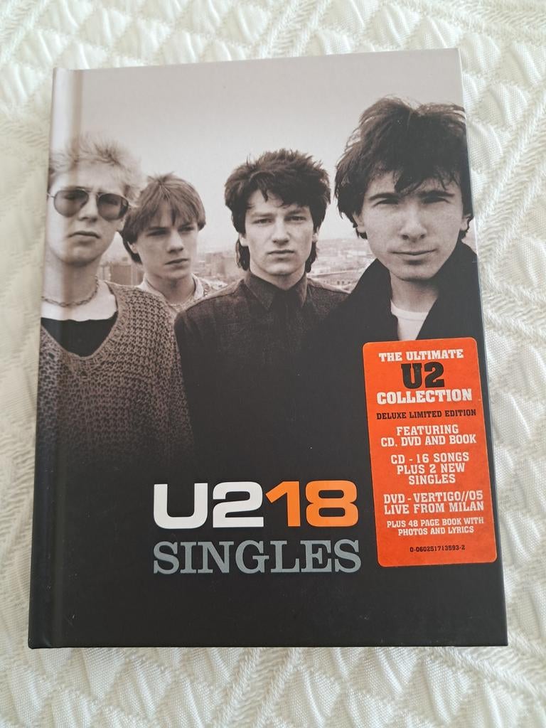 U2 18 Singles - Deluxe Limited Edition CD+DVD+Boek, Alle leeftijden, Ophalen of Verzenden, Zo goed als nieuw