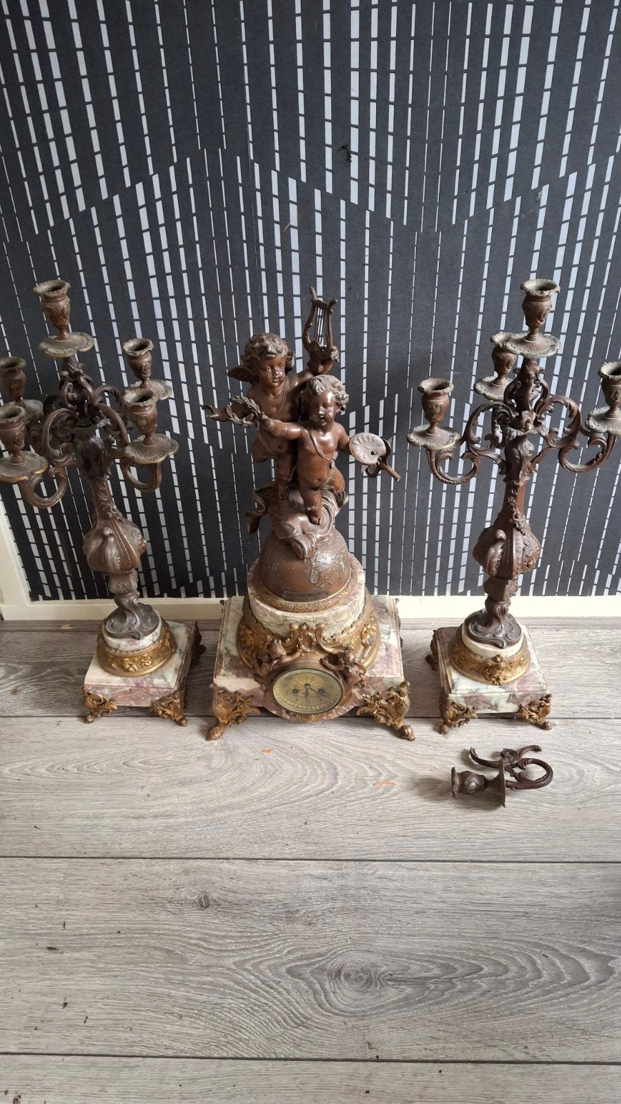 Antieke bronzen klok met kandelaars en cherubijnen, Antiek en Kunst, Ophalen, Koper of Brons