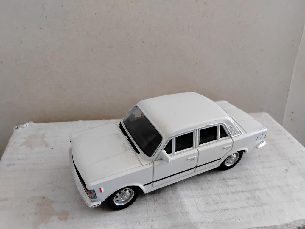 FIAT  125  P     SCHAAL  IS  1 : 43, Ophalen of Verzenden, Zo goed als nieuw, Auto, Overige merken