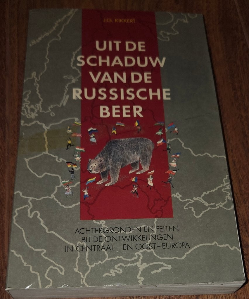 Uit de Schaduw van de Russische Beer - J.G. Kikkert, 20e eeuw of later, Europa, Ophalen of Verzenden, Zo goed als nieuw