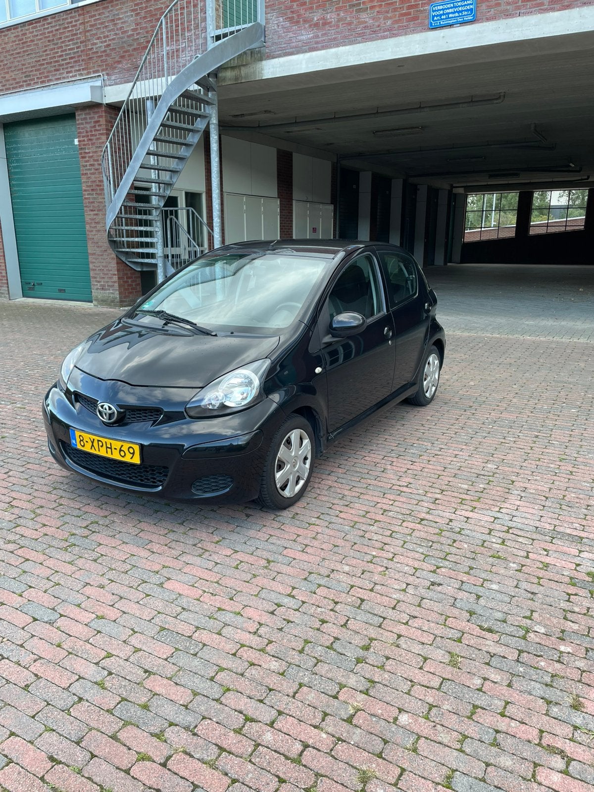Toyota Aygo 1.0 12V Vvt-i 5DRS 2010 Zwart, Voorwielaandrijving, Stof, Zwart, 4 stoelen