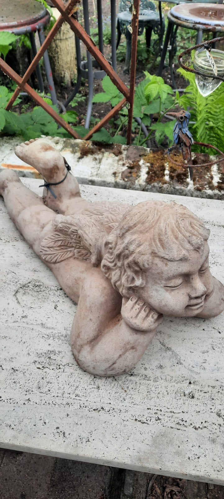 Liggende engel tuinbeeld - Beton, Tuin en Terras, Tuinbeelden, Ophalen of Verzenden, Gebruikt, Beton, Engelenbeeld