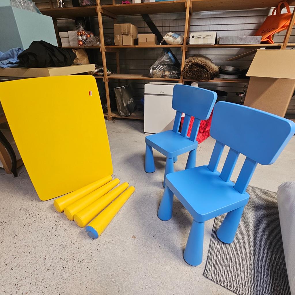 IKEA Mammut kindertafel en 2 stoelen - Blauw/Geel, Ophalen of Verzenden, Gebruikt, Tafel(s) en Stoel(en)