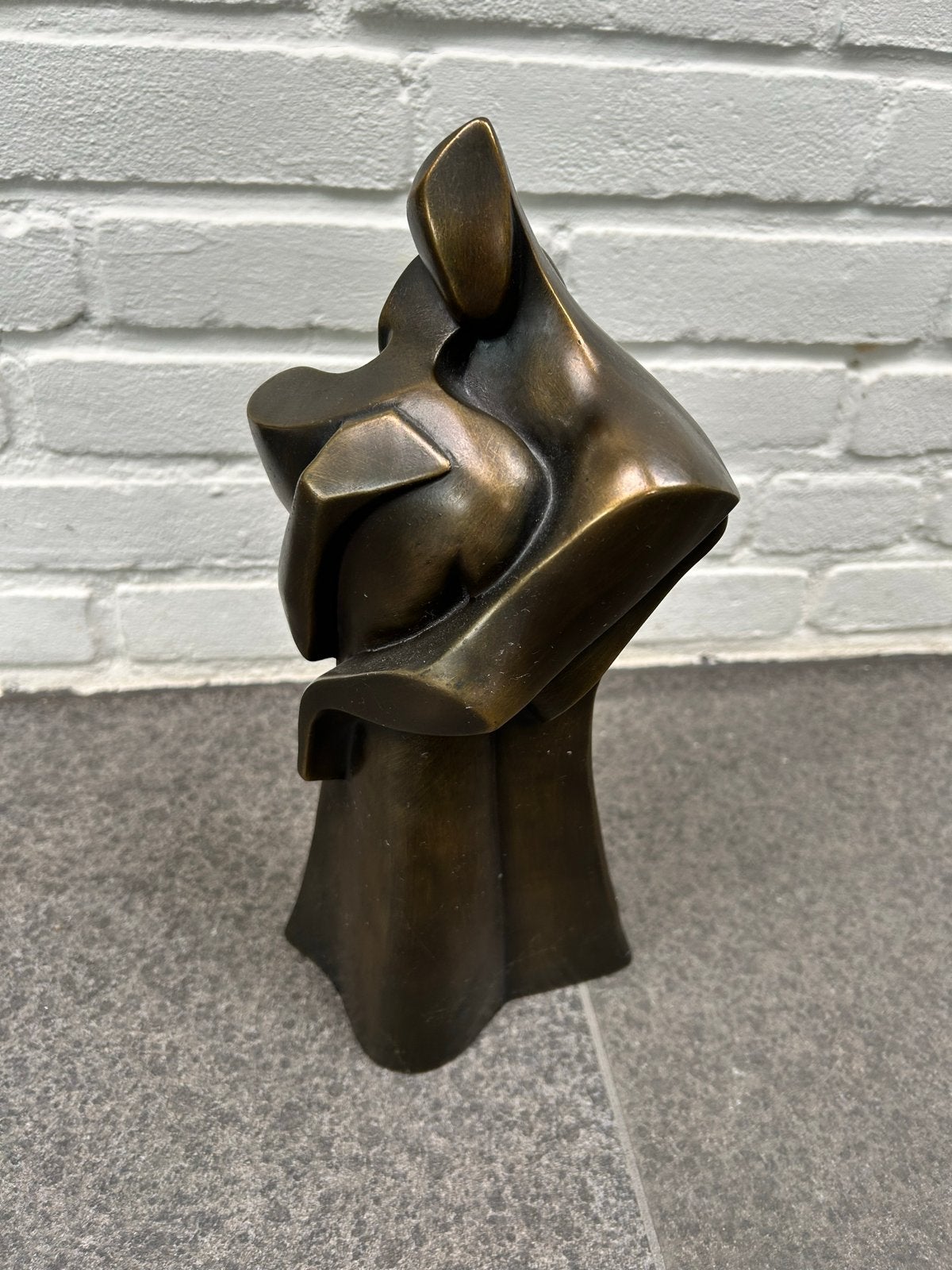 Abstract bronzen beeld van omhelzend paar, gesigneerd, Antiek en Kunst, Groep mensen, Ophalen of Verzenden, 20 - 50 cm, Beeld