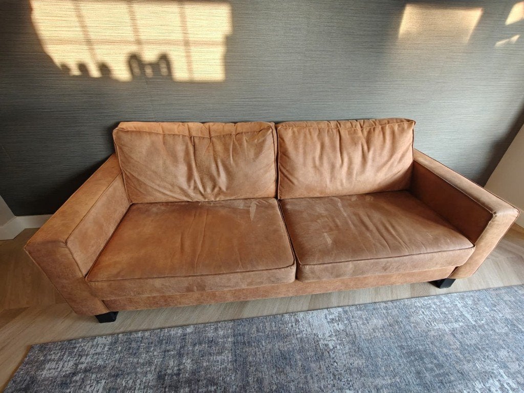 Cognac kleur 4 zits bank eco leer industrieel in nette staat, Huis en Inrichting, Ophalen, Gebruikt, 75 tot 100 cm, Rechte bank
