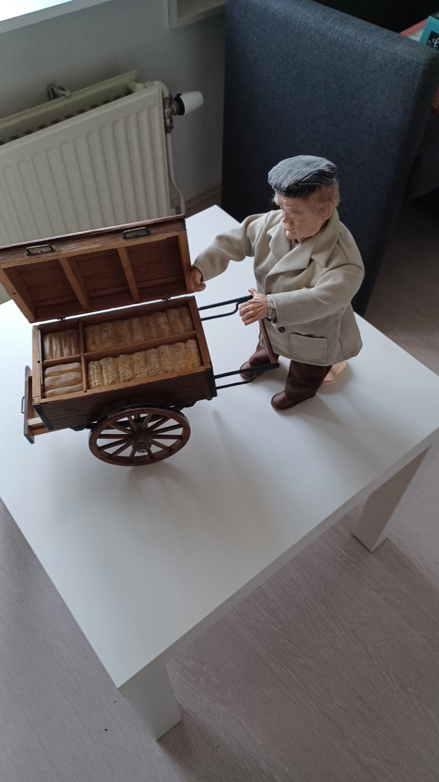 Bakker met broodkar., Ophalen, Poppenhuis