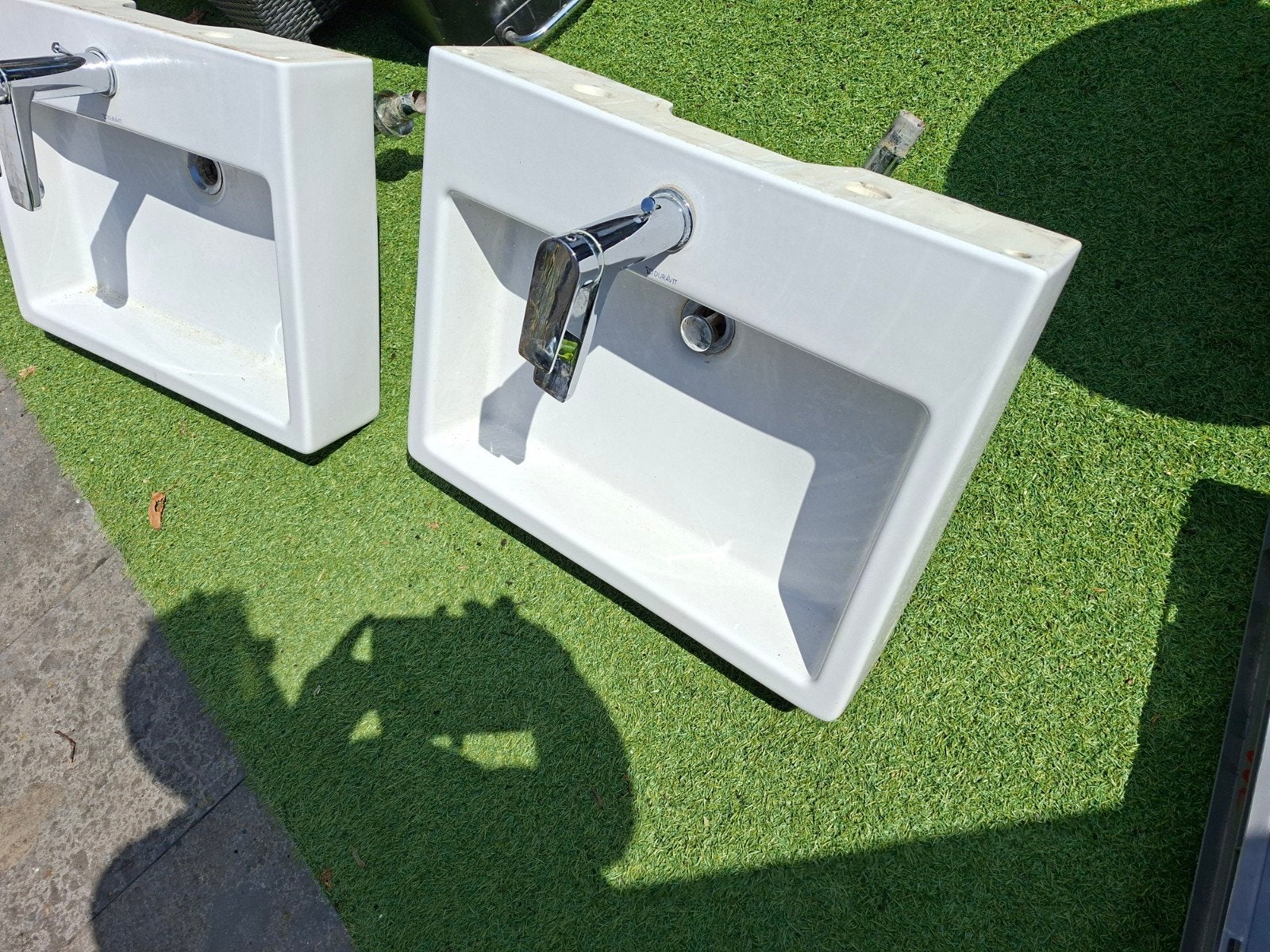 Twee witte wastafels met kranen, Ophalen, Wastafel
