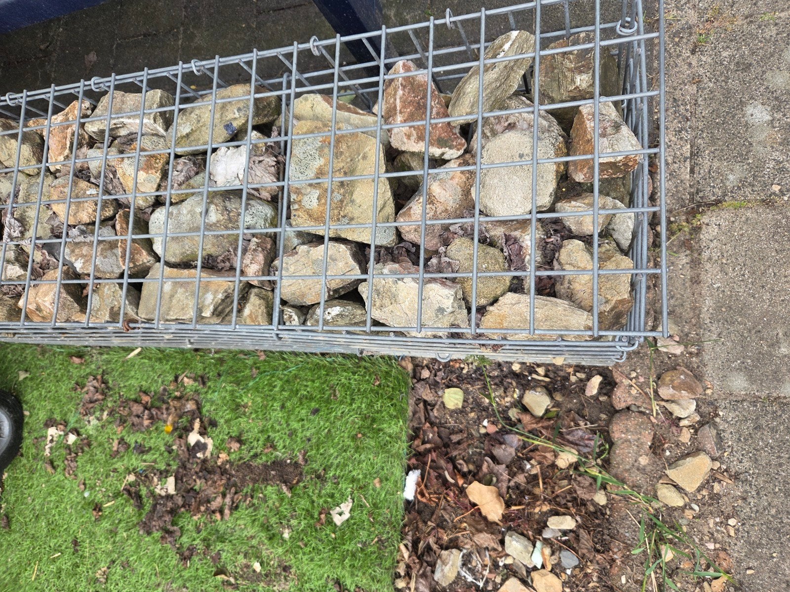 Gratis af te halen: 2 rekken met stenen (gabion), Ophalen of Verzenden, Gebruikt, Grijs, Kei