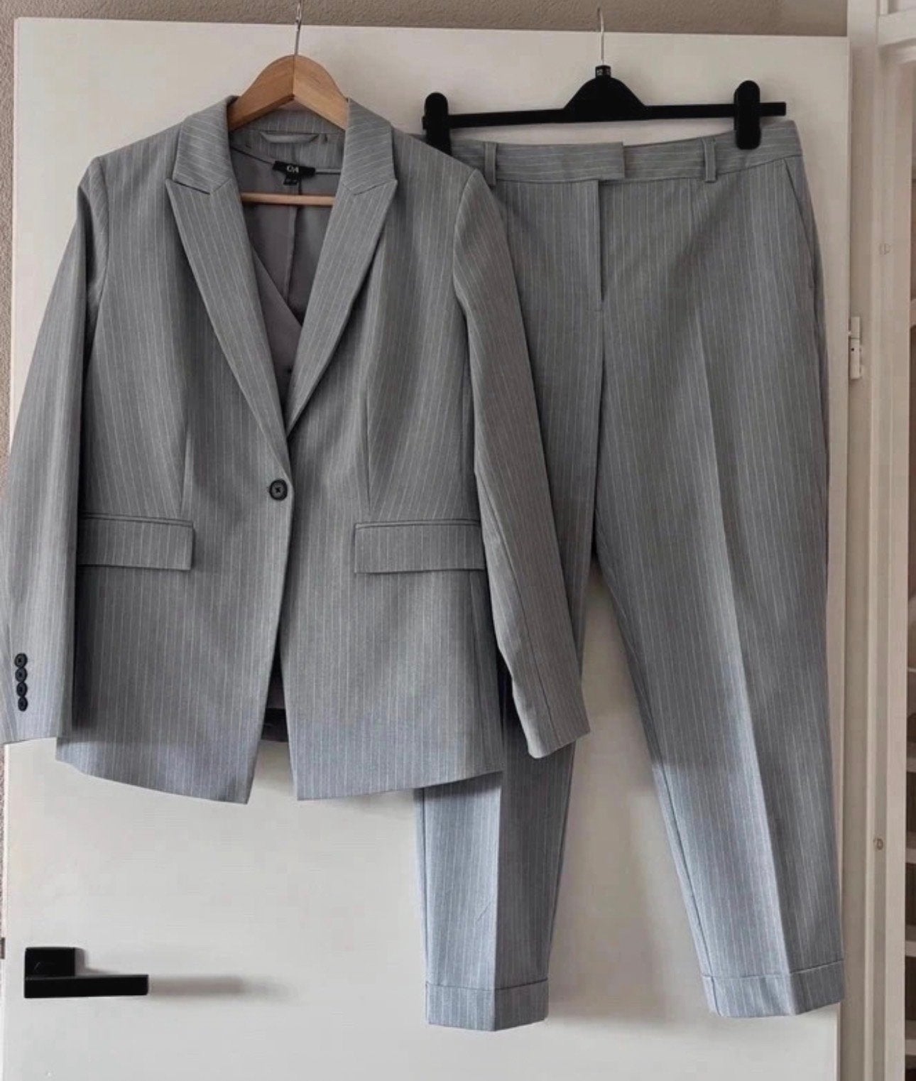 Damespak C&A - Grijze Krijtstreep (Blazer 40, Pantalon 42), Kleding | Dames, Maat 38/40 (M), Kostuum of Pak, Ophalen of Verzenden