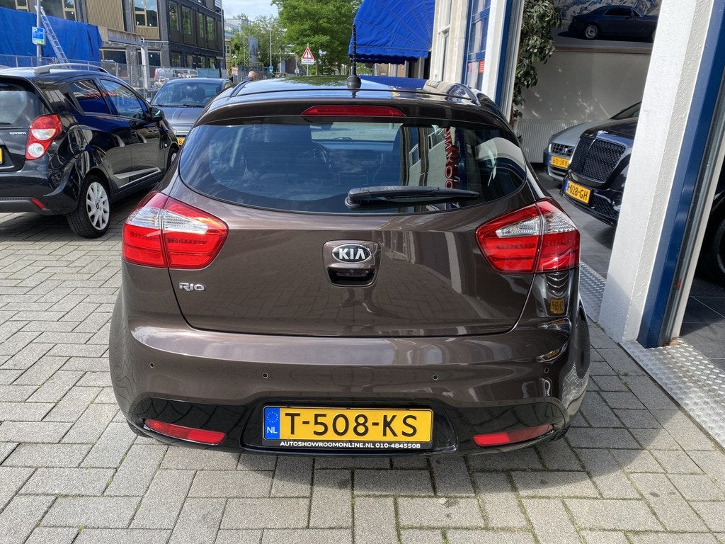 Kia Rio 1.4 CVVT Plus Pack AUTOMAAT/NAV/CLIMA/CAMERA/CRUISE, Auto's, Kia, Euro 5, 450 kg, Gebruikt, 4 cilinders