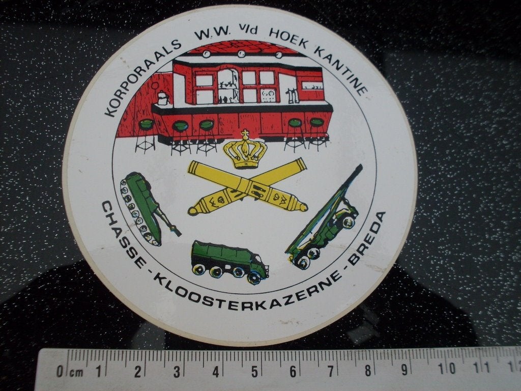 sticker v/d hoek kantine chasse kloosterkazerne breda, Verzamelen, Stickers, Verzenden, Zo goed als nieuw, Bedrijf of Vereniging