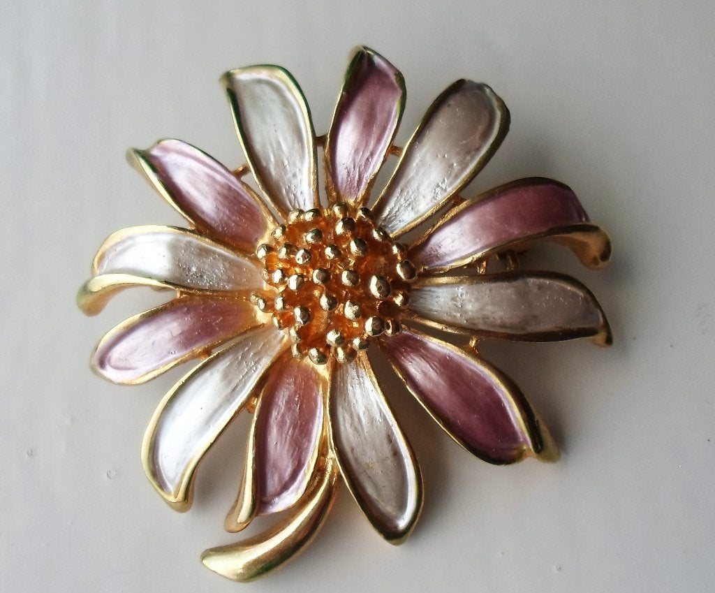 Bloem Broche met emaile roze en beige blaadjes., Sieraden, Tassen en Uiterlijk, Overige materialen, 4 tot 7 cm, Ophalen of Verzenden